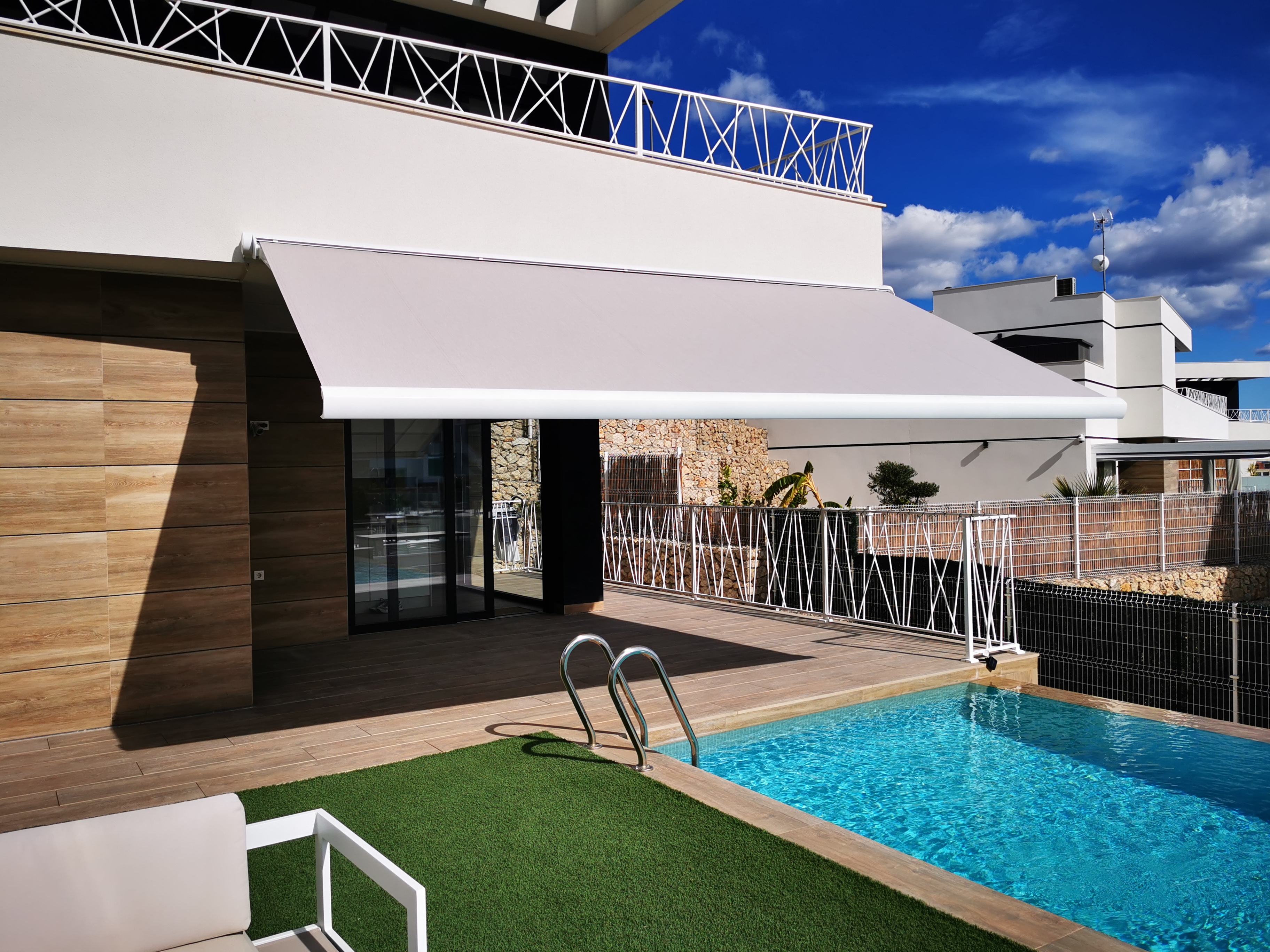 Toldo cofre motorizado instalado en villa moderna con piscina en la Costa Blanca por OptimToldos