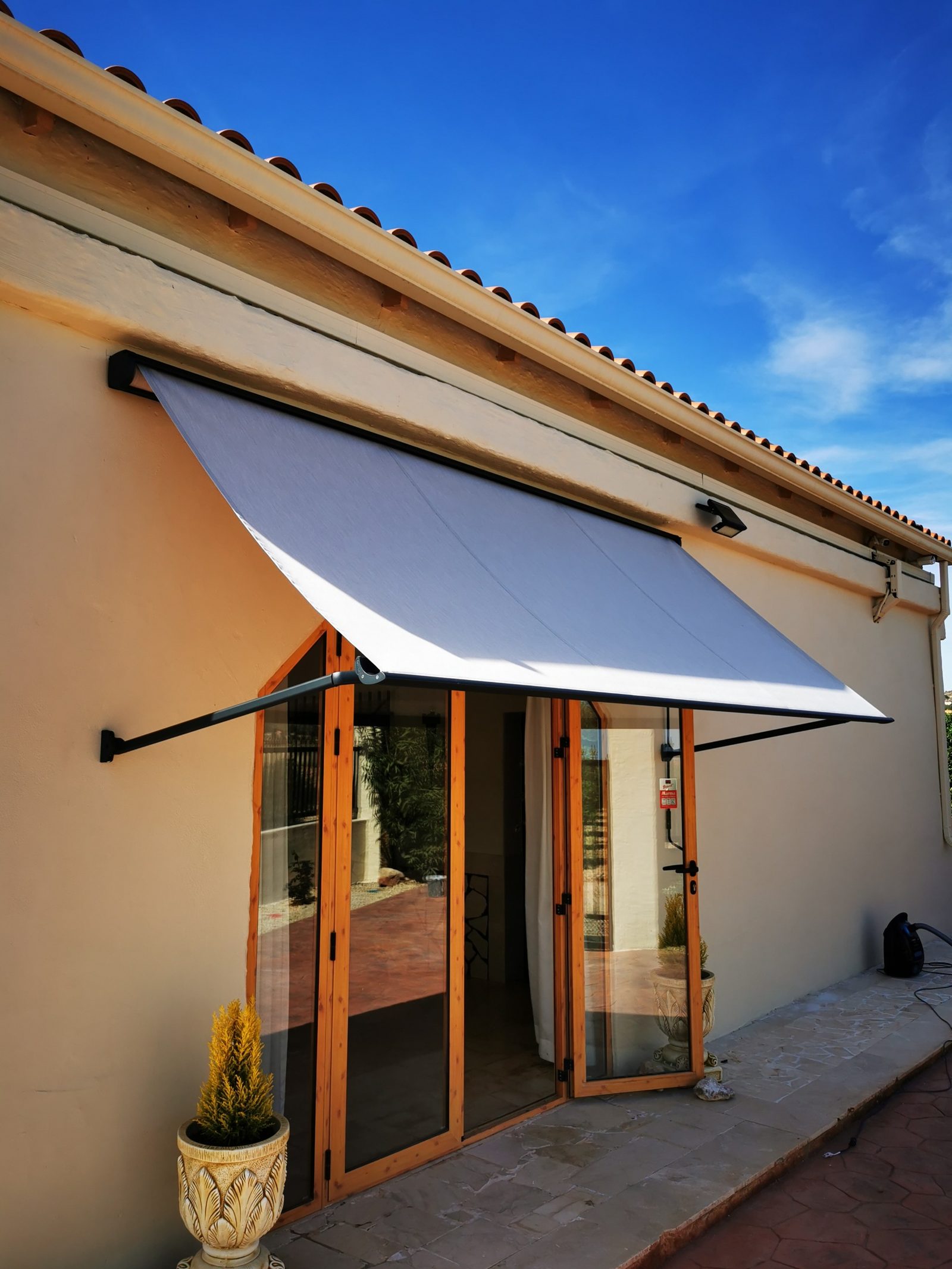 Equipo OptimToldos instalando toldo cofre en primera línea de Punta Prima