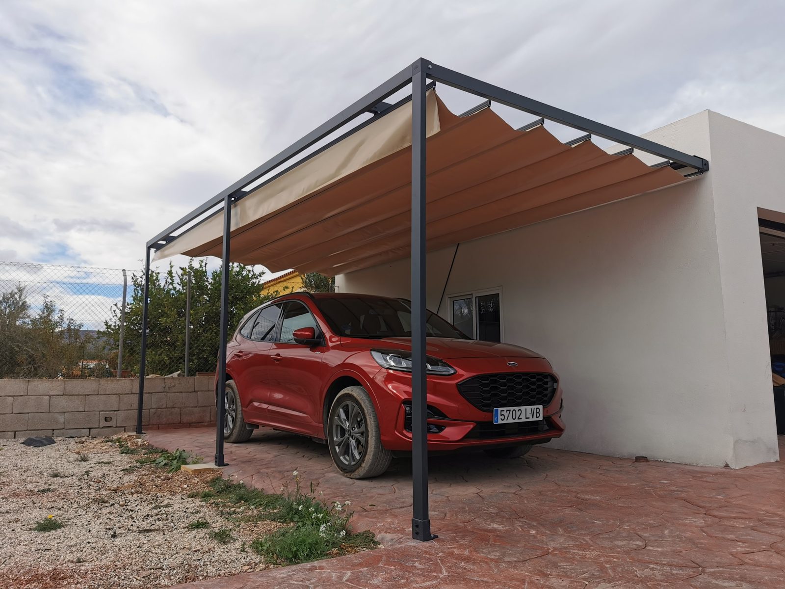 Pérgola con toldo deslizante en jardín de villa en Elche