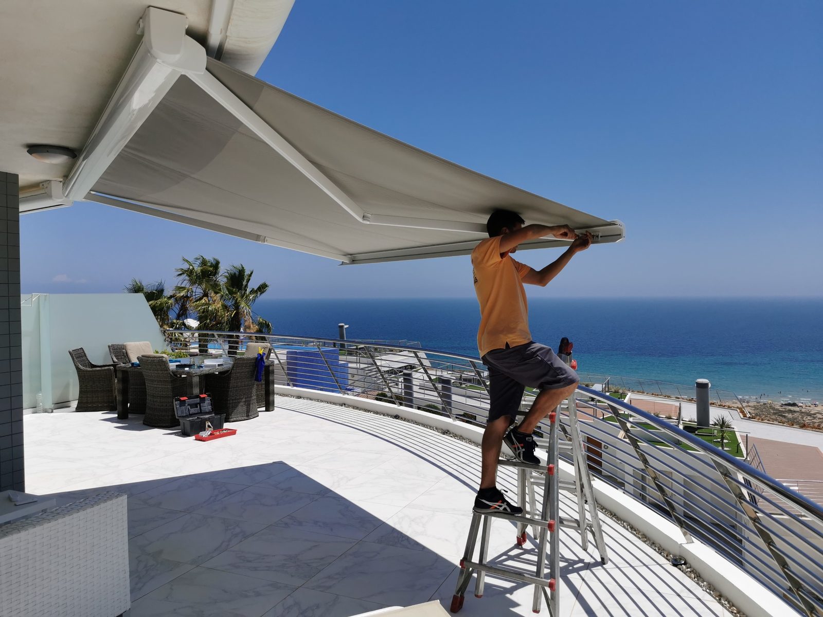 Toldo brazo extensible instalado en puerta de entrada en Elche