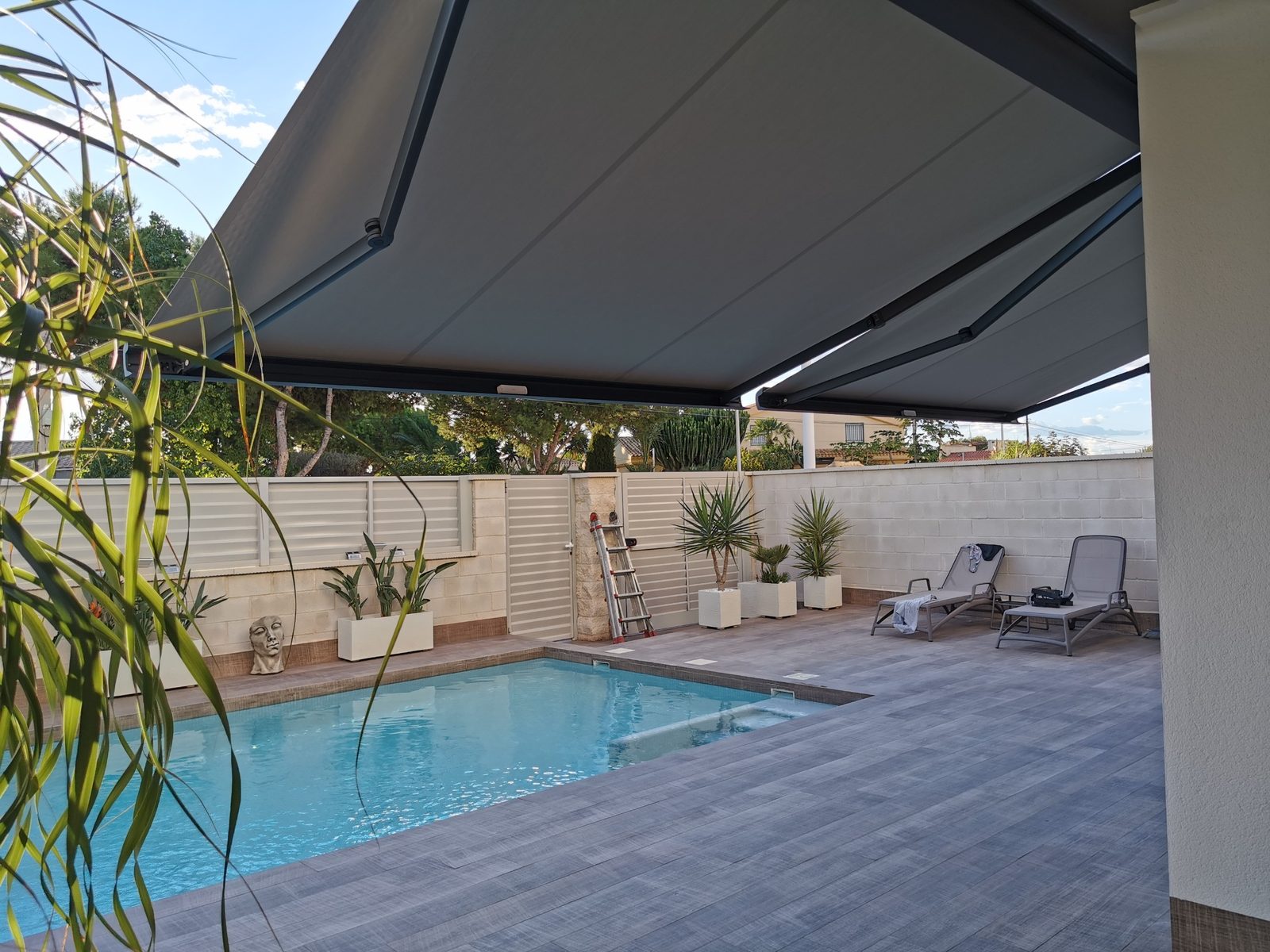 Toldo brazo extensible instalado en villa de Torrevieja