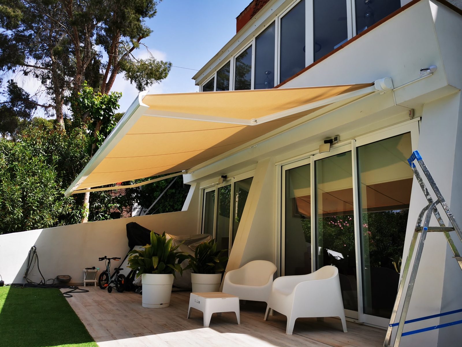 Toldo cofre doble instalado en terraza con piscina en Elche