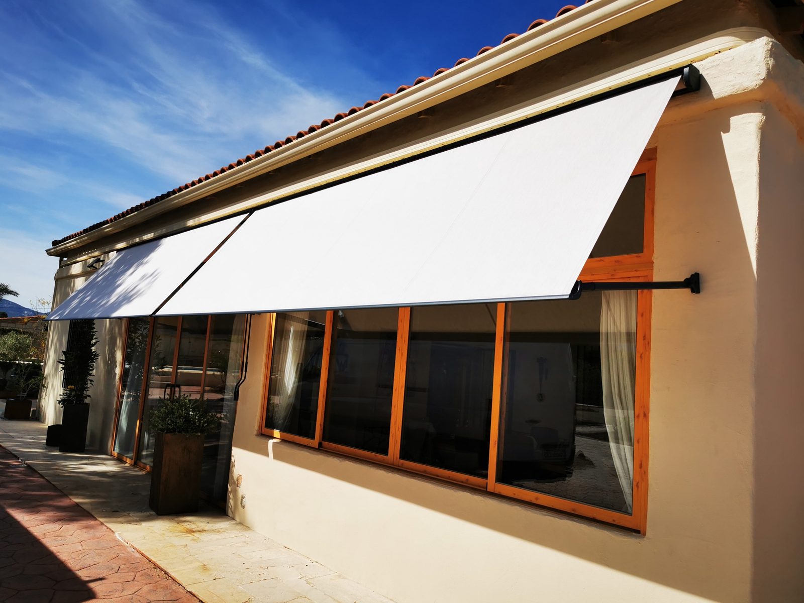 Toldo cofre en terraza de jardín en la zona sur de Alicante
