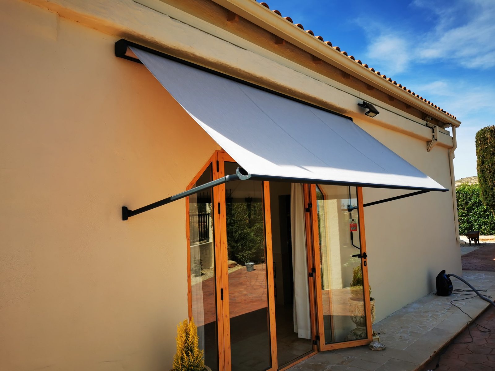 Toldo cofre con vista al mar instalado en primera línea de Punta Prima