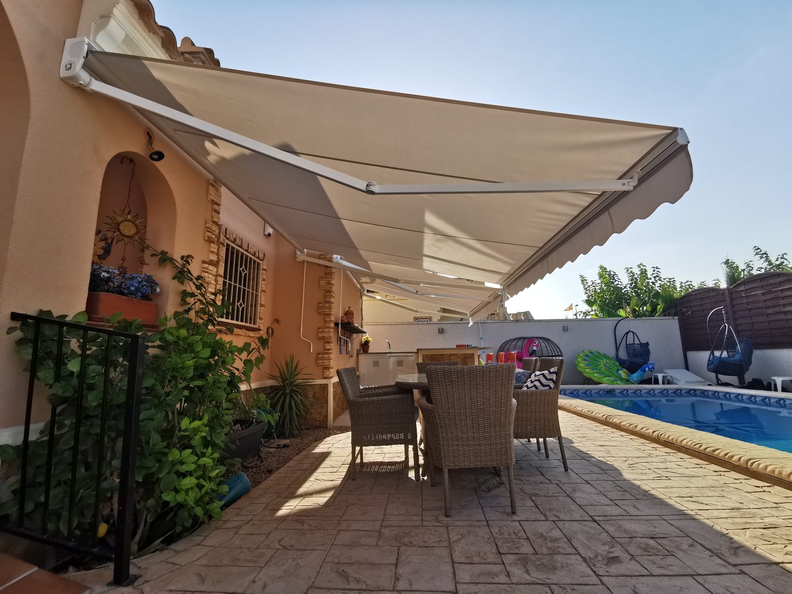 Toldo extensible junto a piscina de villa en la Costa Blanca