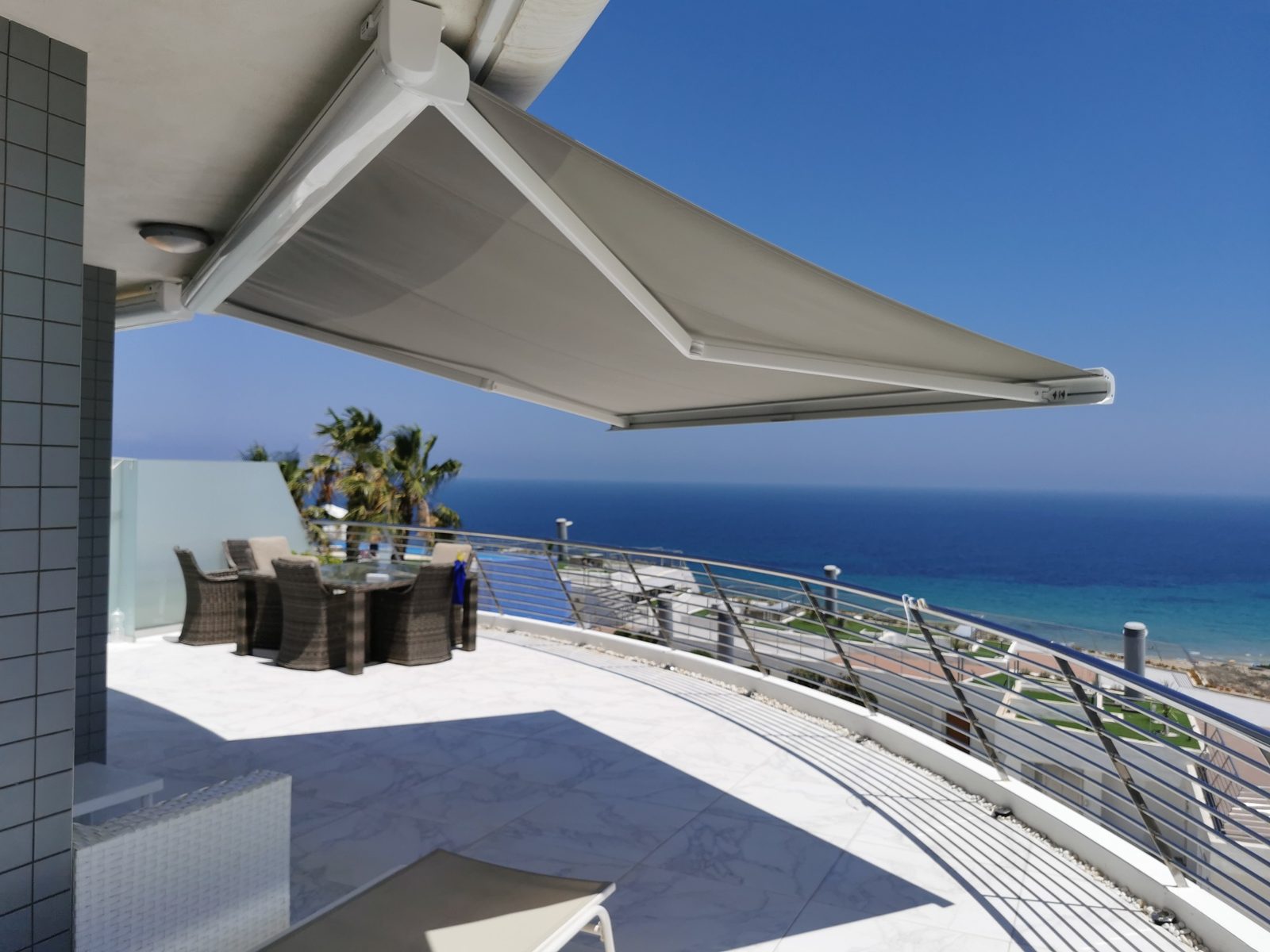 Toldo extensible junto a ventanas de villa en Rojales Alicante