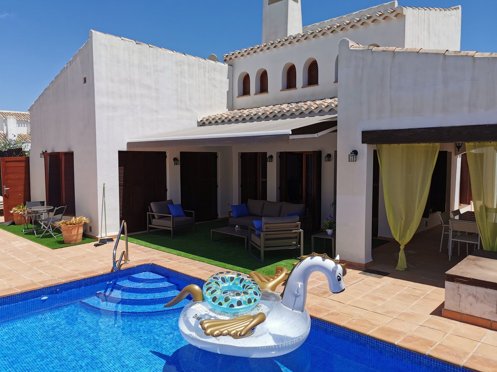 Toldo extensible instalado en villa mediterránea de la Costa Blanca