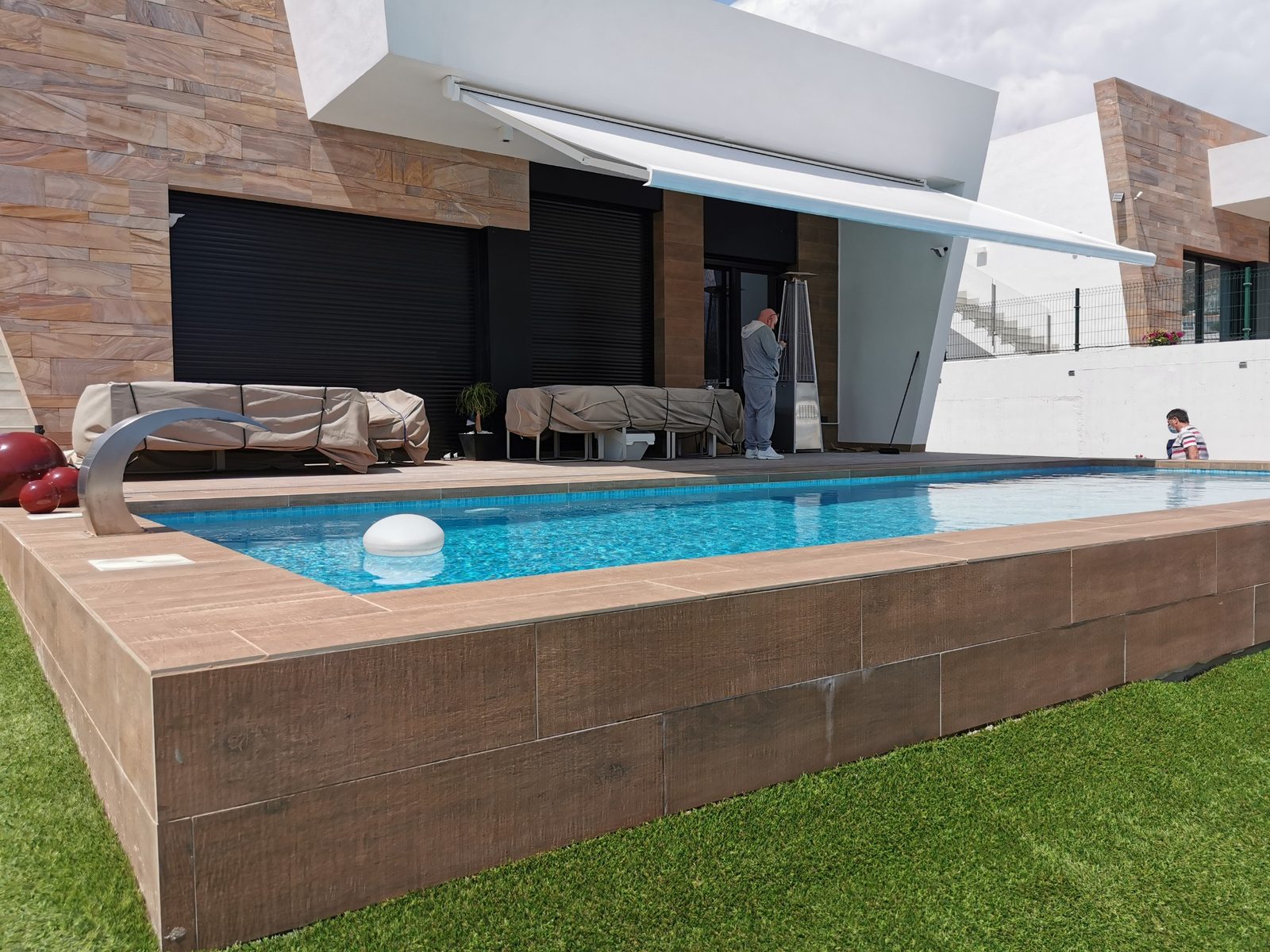 Toldos extensibles en villa del interior de la Vega Baja