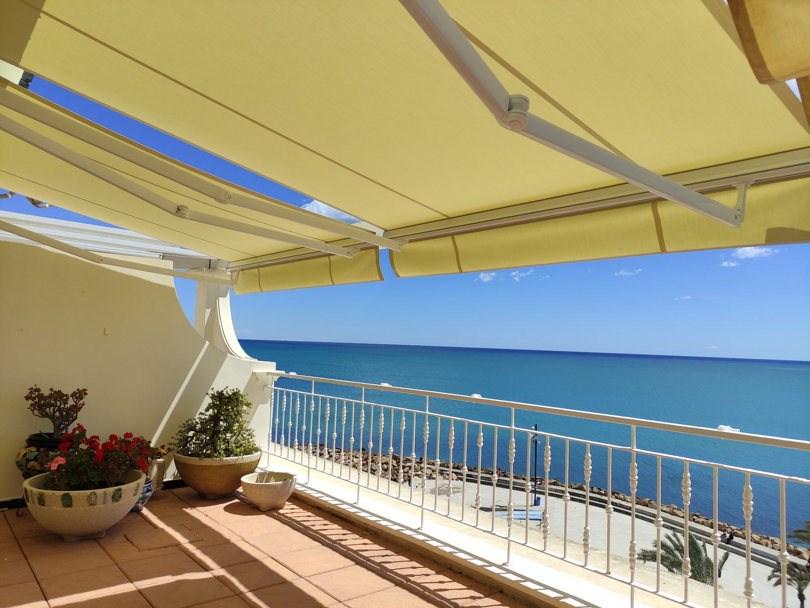 Toldos en balcón frente al mar en Torrevieja