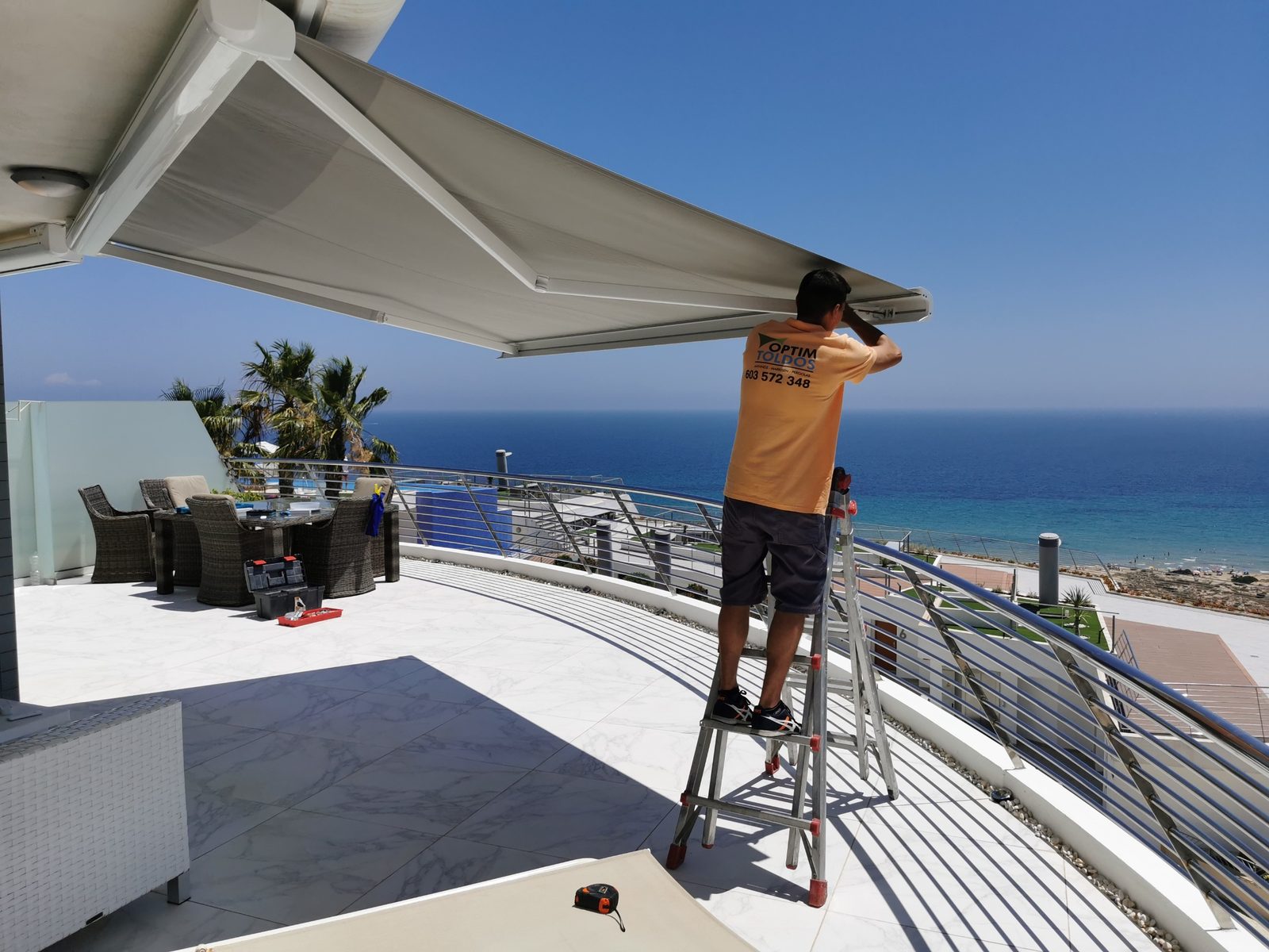 Screen ZIP vertical on apartment balcony in Alicante