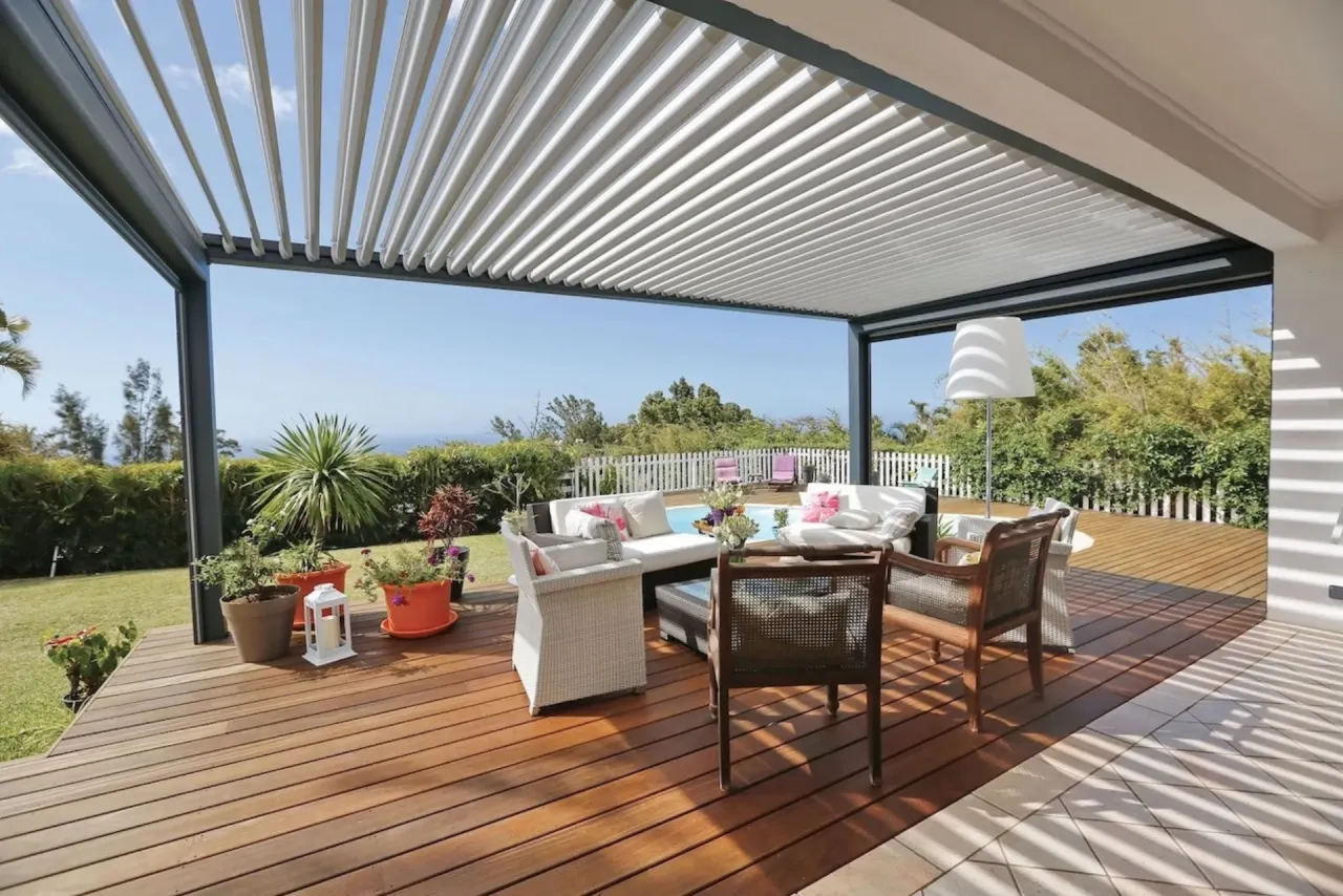 Bioclimatic vs aluminium pergola